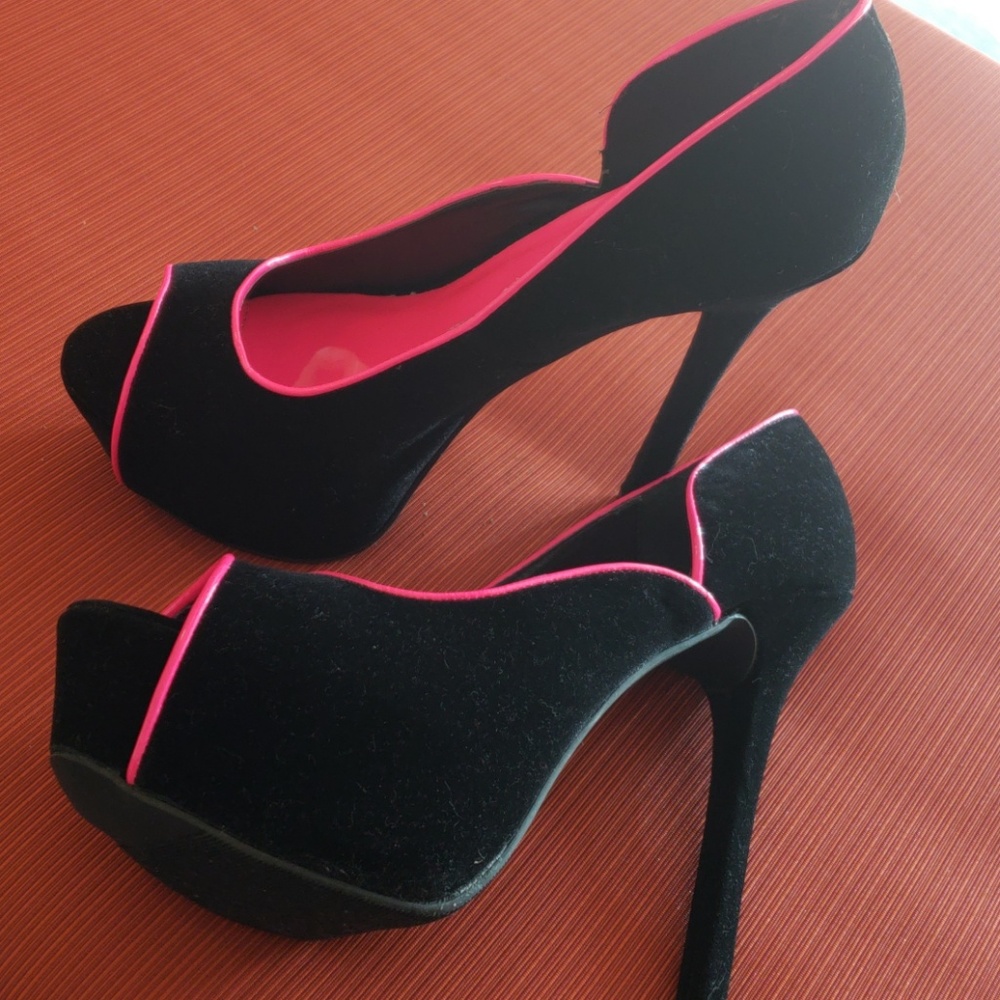 Shoes - Picture 3 of 7